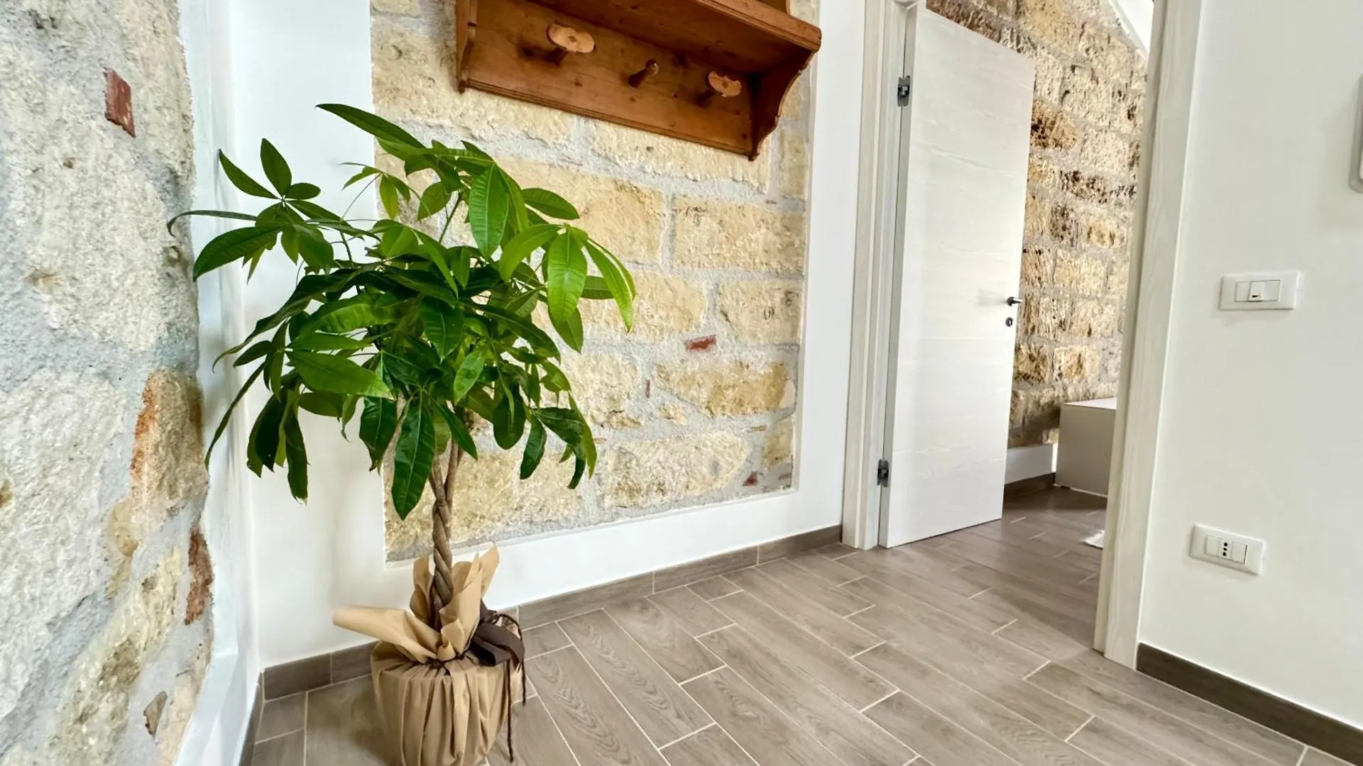 Domus Livi Otel Cinisi Konukevi